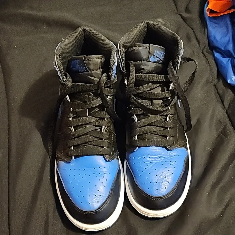 Jordan 1 High shoes in 6 youth - Picture 2 of 4